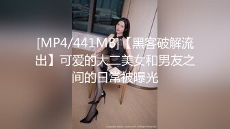 满足不了骚逼女友，只能让她穿着黑丝自慰了，超多水