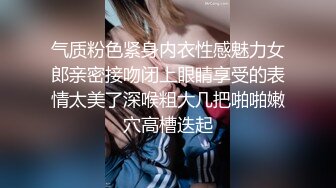 骚人妻露脸在家被两个大哥玩弄，乖巧的舔弄大鸡巴