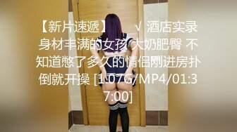 《极品反差露脸学生妹》外语大学知名公交车痴女，为了求干什么都敢玩，户外露出、吃精、3P样样精通，长相一般但真的骚