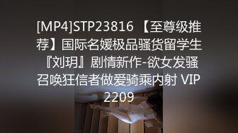 淫荡小骚货！3P激情名场面！嘴里吃一根下面操，闭着眼睛搞得很舒服，两根屌怼脸撸，被尽情蹂躏