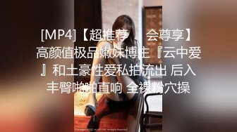 户外勾搭大叔新晋老哥干短发熟女，坐在身上摸逼调情，骑坐抽插侧入猛操，搞得熟女爽歪歪呻吟连连