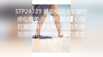 黑客破解家庭网络摄像头偷拍爱美的时尚宝妈每天出门之前都要对着镜子打扮一番，奶子貌似整出来的