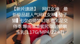 精瘦猛男约操D罩杯美妞这奶子完美，浴室一起洗澡，抓着奶子埋头吸吮，上位骑乘狠狠操，两个车灯一直晃