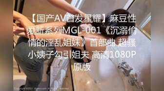 [MP4/ 953M] 露脸骚学妹丝袜制服诱惑，小哥一来就给她扒光掰开骚逼给狼友看